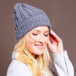 Superleichte Beanie mit Zopfmuster
