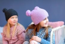 Kindermütze mit zwei Bommeln