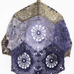 Gehäkeltes Dreieckstuch aus Granny-Squares