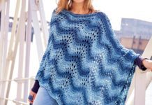 Gestrickter Sommerponcho im Pfauenmuster
