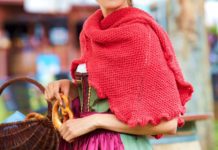 Poncho-Tuch mit Rüschensaum