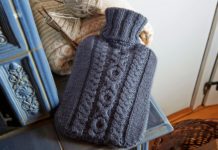Gestrickte Wärmflasche im Mustermix
