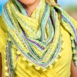 Gestricktes Dreiecktuch mit Noppen