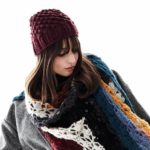 Gestrickte Beanie im Knötchenmuster