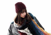 Gestrickte Beanie im Knötchenmuster