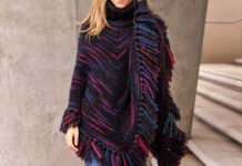 Gestrickter Poncho mit Fransen