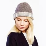 Beanie mit dezenten Zopfmustern und Streifen