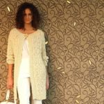Lange Strickjacke mit Zöpfen und Lochmuster