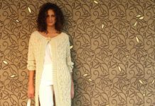 Lange Strickjacke mit Zöpfen und Lochmuster