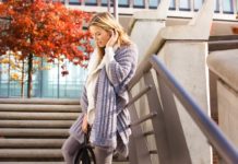 Strick-Cape im Muster-Mix