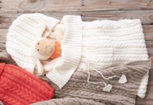 Baby-Schlafsack mit Zopfmuster