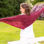 Gestricktes Dreieckstuch mit feinen Zierstreifen