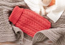 Gestrickte Wärmflaschenhülle im Zopfmuster