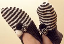 Gestrickte Hausschuhe mit Bommeln