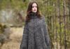 Gestrickter Poncho mit Rollkragen