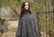 Gestrickter Poncho mit Rollkragen