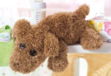Strick-Hund als Kuscheltier