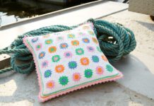 Weißes Kissen aus Granny Squares