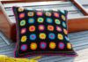 Schwarzes Kissen aus Granny Squares