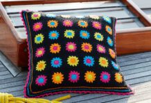 Schwarzes Kissen aus Granny Squares