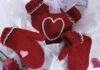 Gestrickte Fäustlinge und Partner-Handschuhe